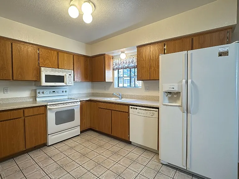 1041 Carmelita Dr — Photo 8