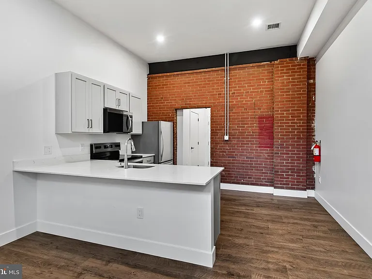 123 S Main St #6 — Photo 6