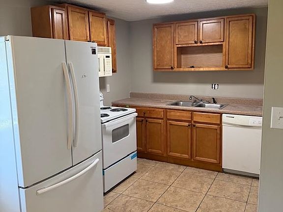 3rd image of 805 Stanley Ct