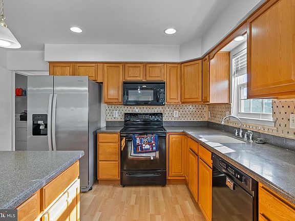 5th image of 20 Eagle Ridge Dr