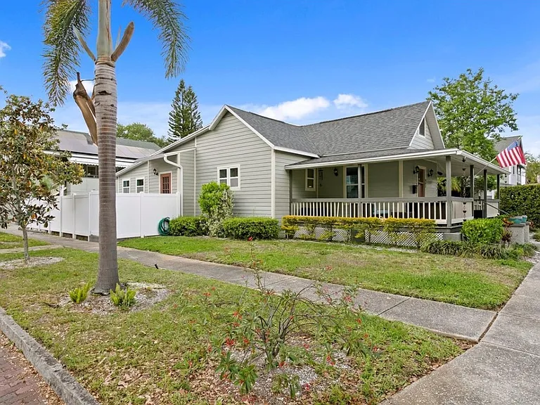 802 Dartmoor St N — Photo 9
