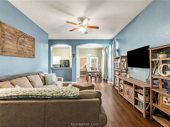 2nd image of 1043 Venice Dr