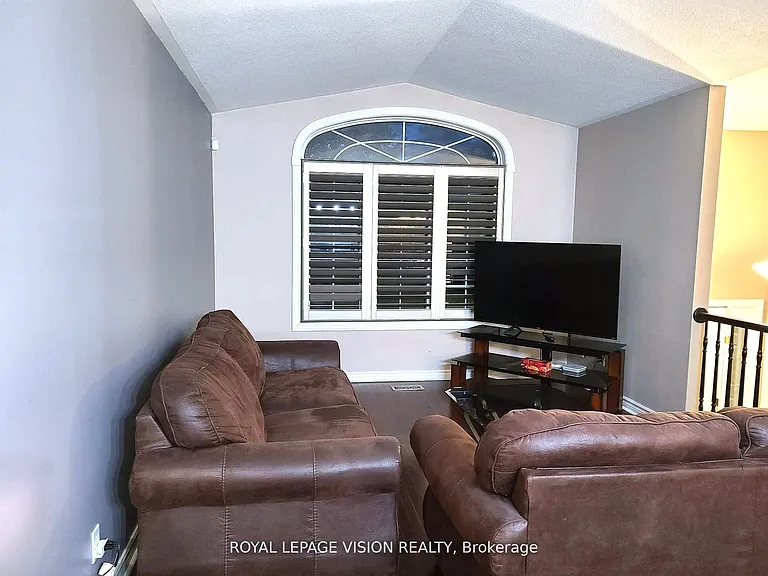 8001 Woodsview Cres #MAIN — Photo 4