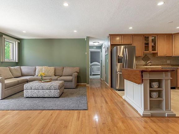 2nd image of 10 Bourbon St APT 8