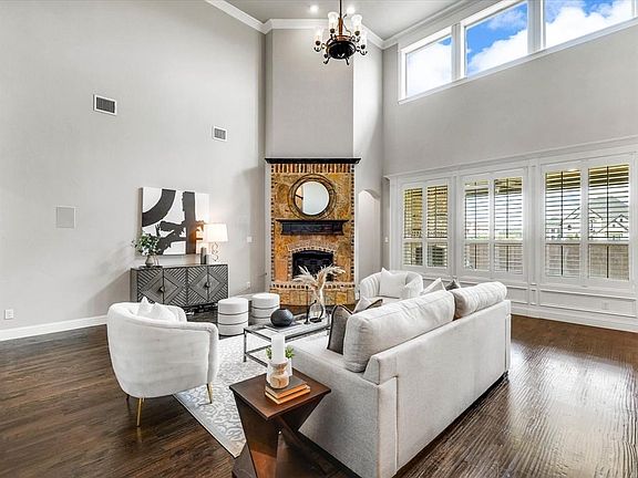 2nd image of 921 Rhone Ln