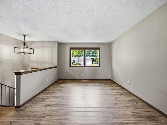 4th image of 3272 Coral Ave NE