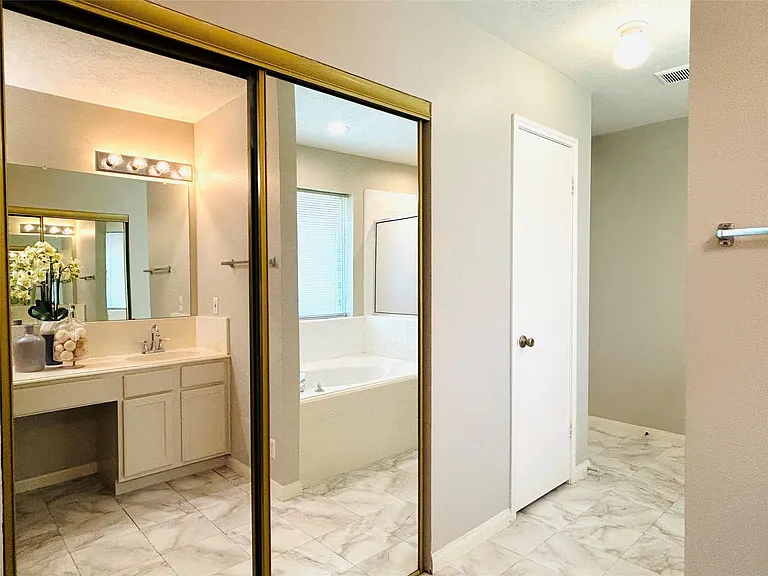 1404 Helmsley Dr — Photo 24