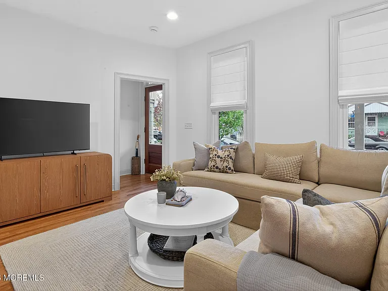 142 Heck Ave — Photo 10