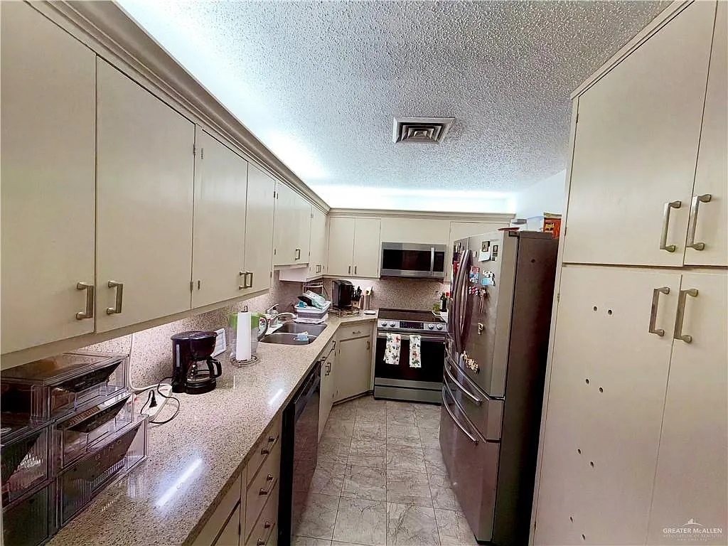 3 bed, 2.0 bath, 1607 sqft, $2,600 — Photo 4