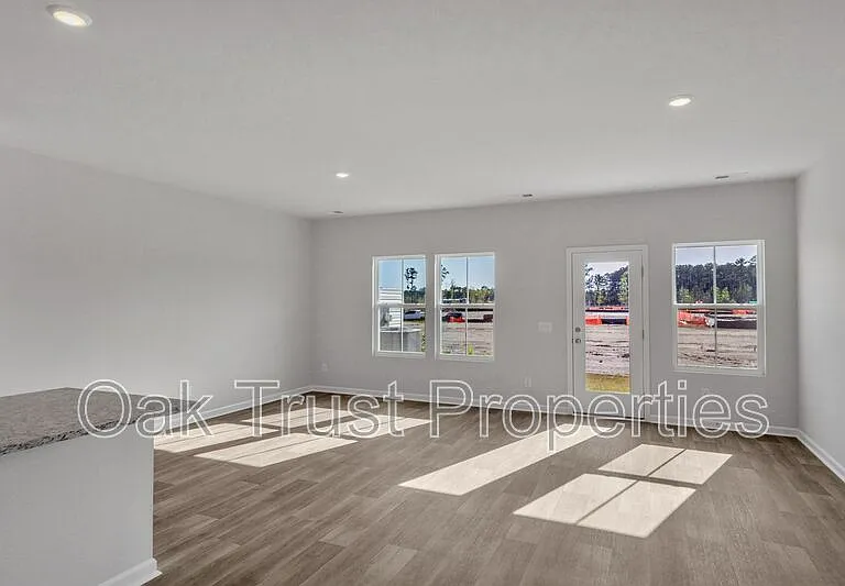 726 Ridgley Dr — Photo 9