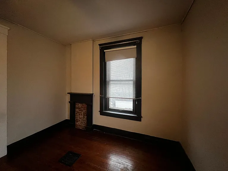 1327 E Washington St — Photo 28