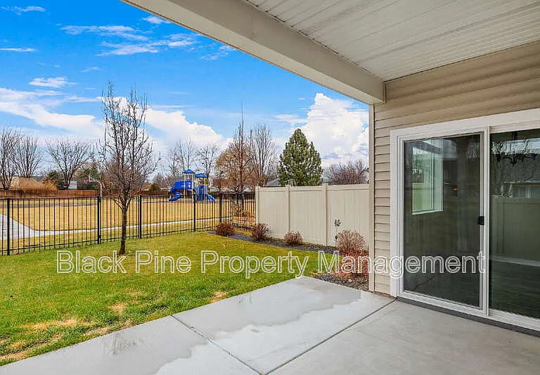 1873 N Justin Ave — Photo 31