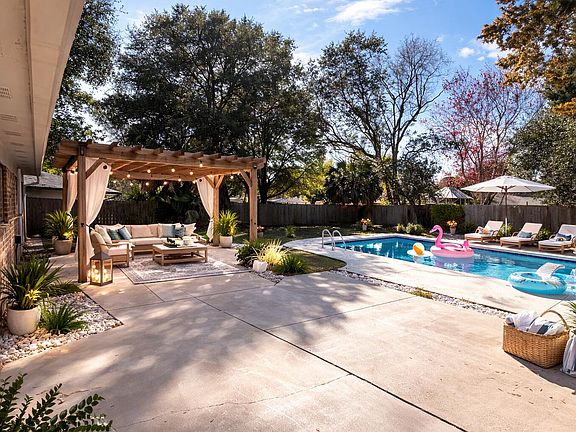 2nd image of 415 Main St