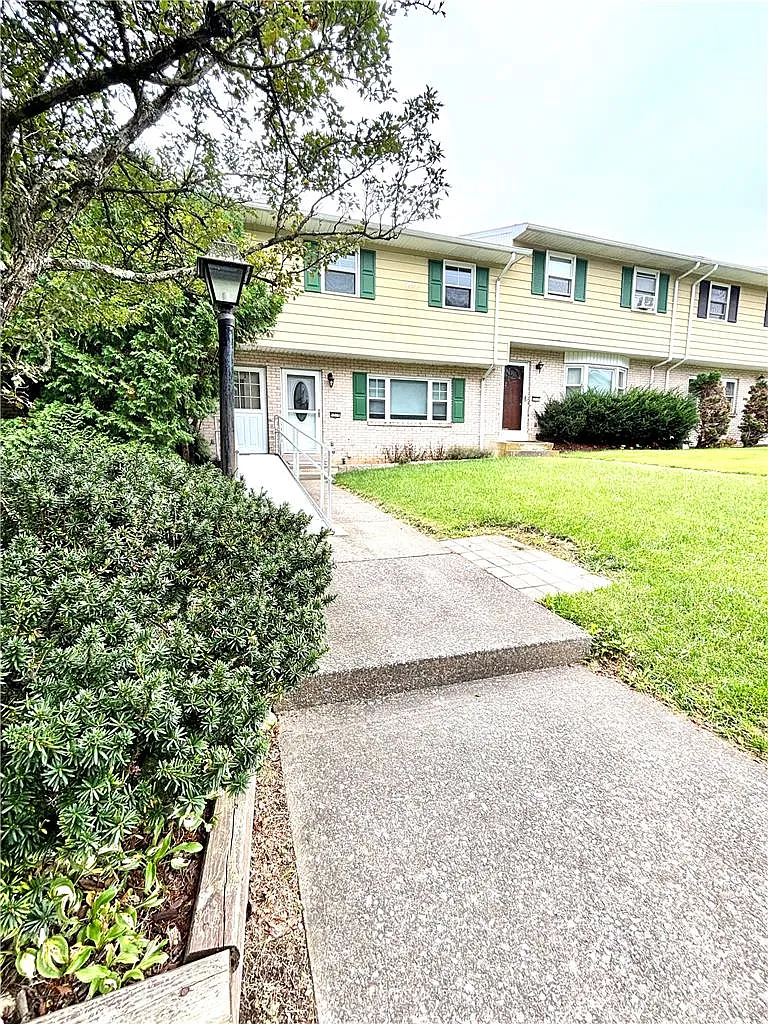3 bed, 1.5 bath, 1360 sqft, $2,075 — Photo 1