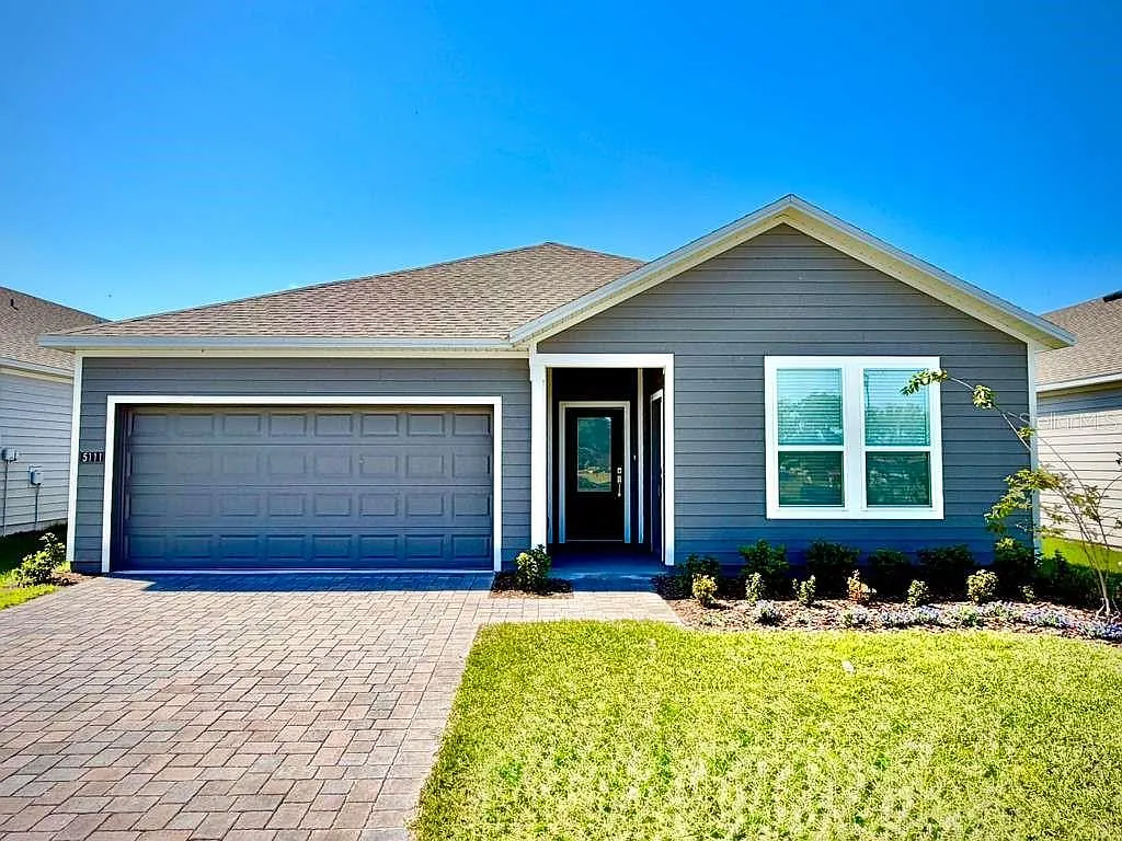 3 bed, 2.0 bath, 2300 sqft, $2,300 — Photo 2