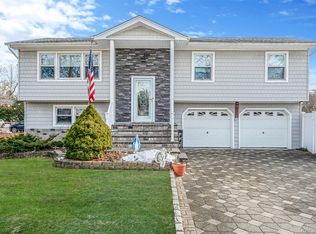 111 S Plaisted Avenue, Hauppauge, NY 11788