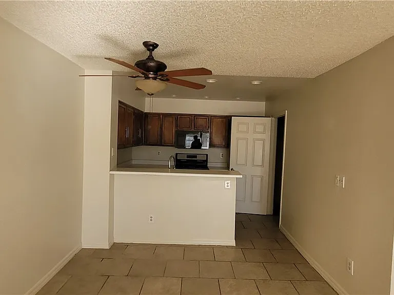 2121 Chertsey Dr #D — Photo 7