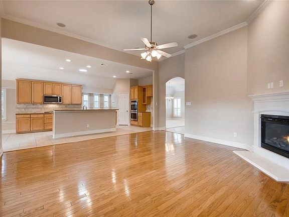 3rd image of 820 Carolina Way