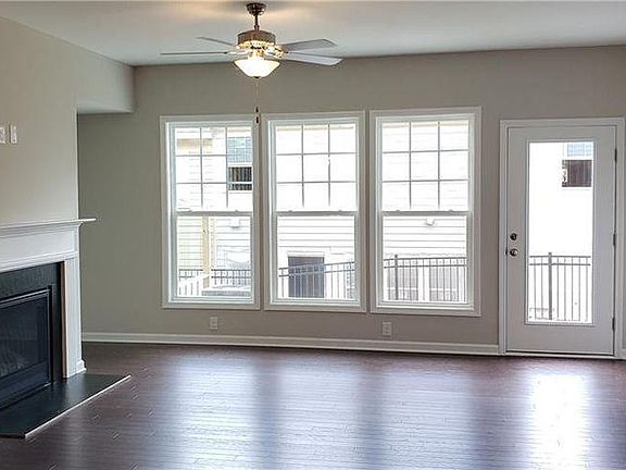 5th image of 572 Bright St