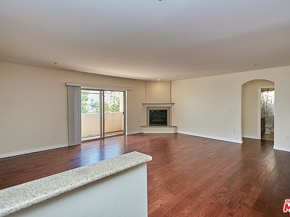 3rd image of 4822 Elmwood Ave APT 304
