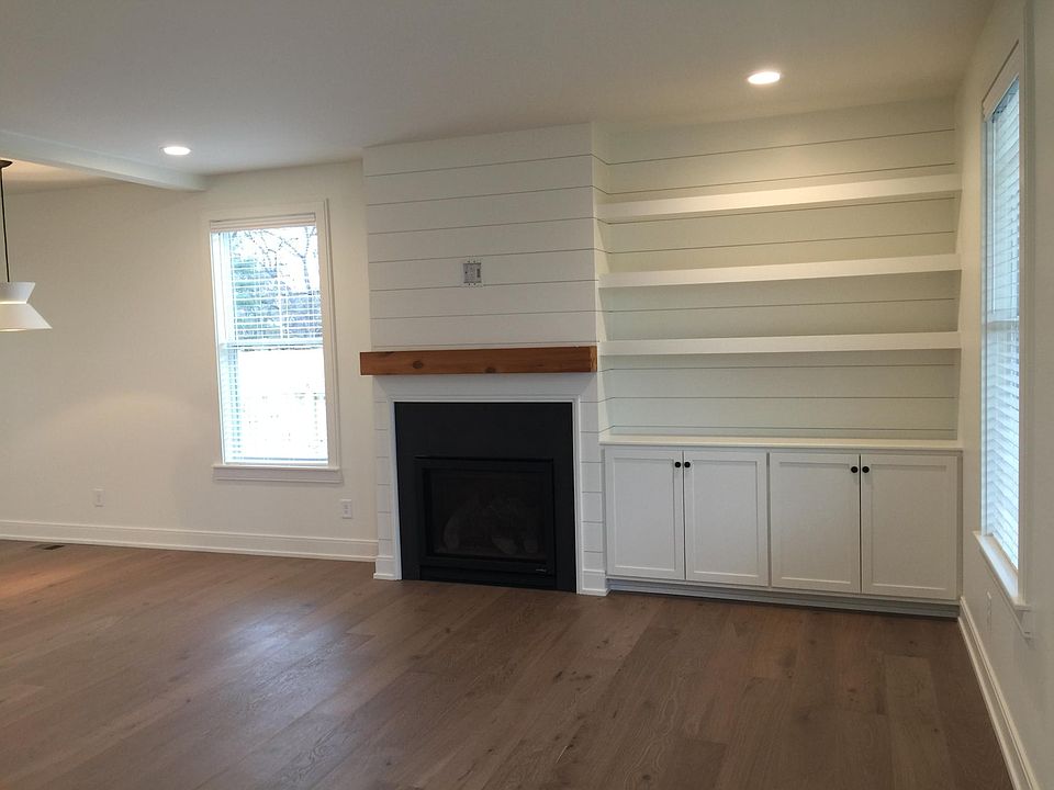 Living room w/gas fireplace