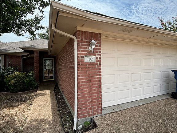 3rd image of 702 Dogwood Ln