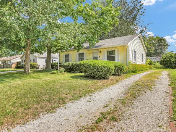 1808 Garden Hills Dr, Champaign, IL 61820