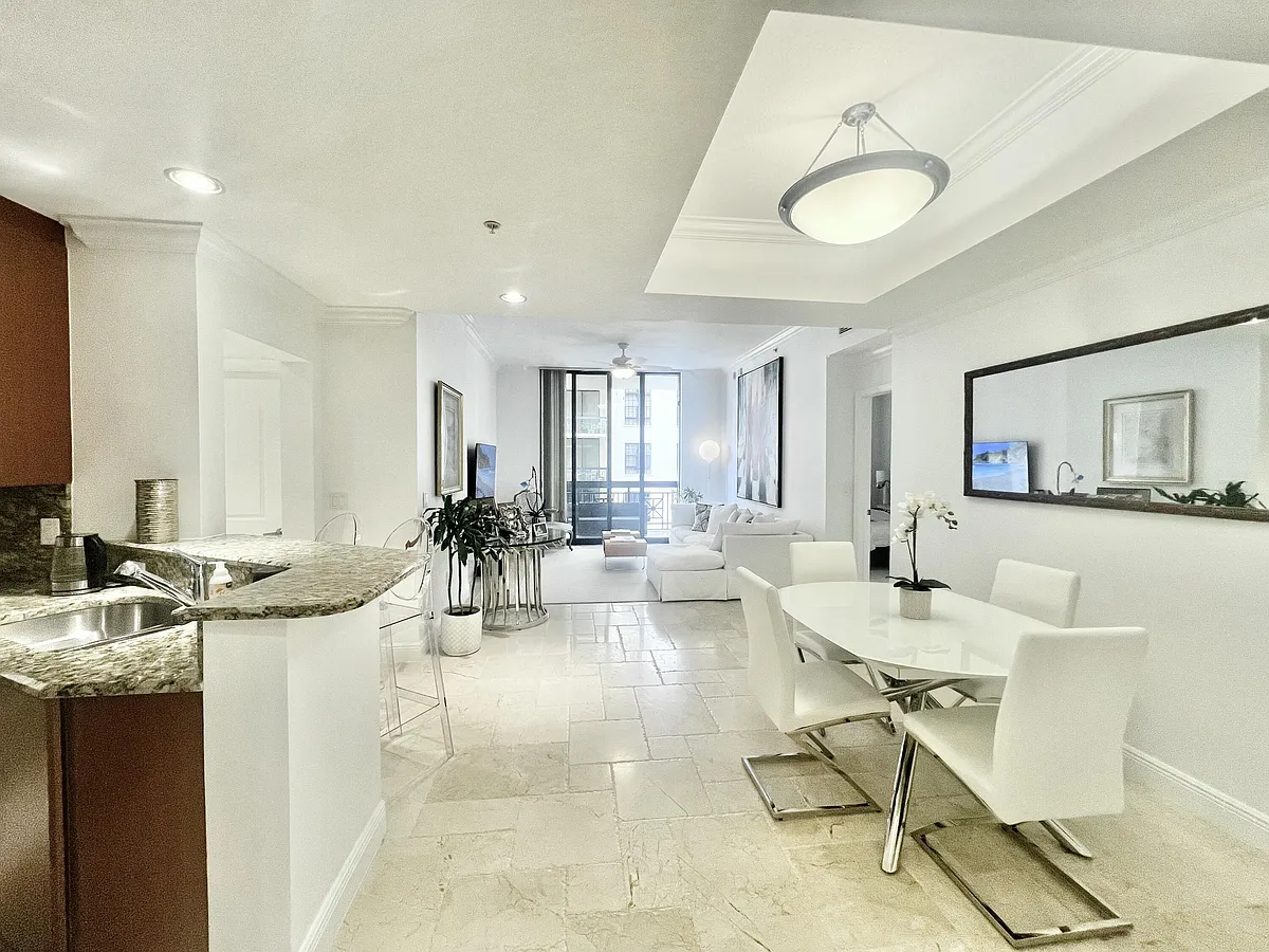 Building Photo - 701 S Olive Ave #1413