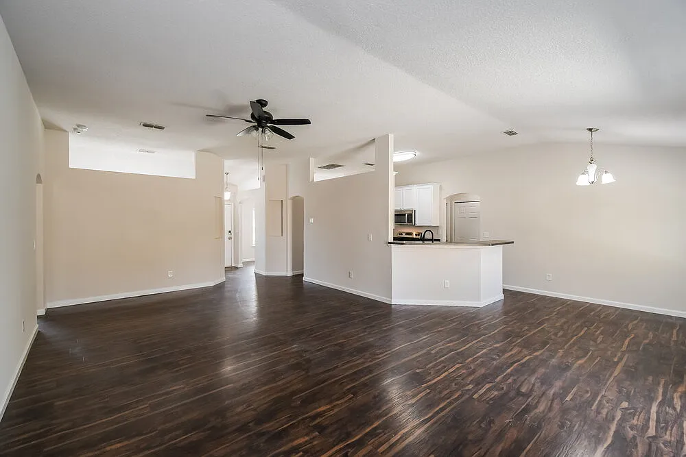 3 bed, 2.0 bath, 1782 sqft, $2,215 — Photo 4