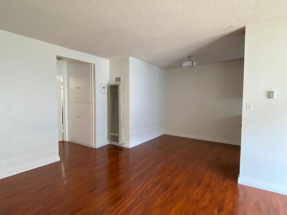 1st image of 453 N Oxford Ave