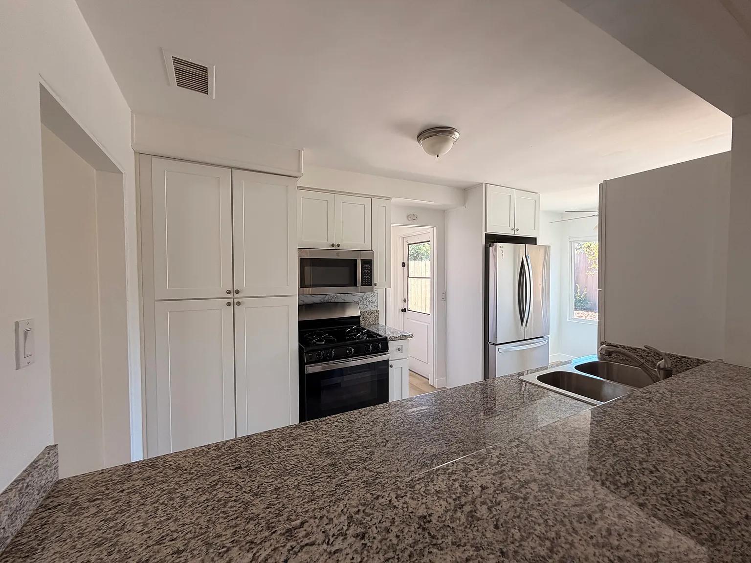 4 bed, 1706 sqft, $5,500 — Photo 3