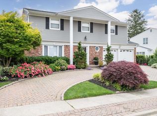 44 Bluebird Ln, Plainview, NY 11803