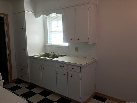 5th image of 1822 W Ash St