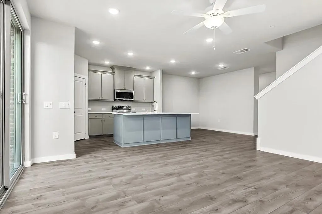 3 bed, 2.5 bath, 1947 sqft, $2,800 — Photo 3