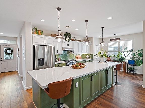 3rd image of 700 Livingston Pl