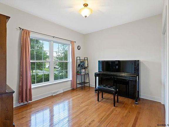 4th image of 8 Skybrook Cir