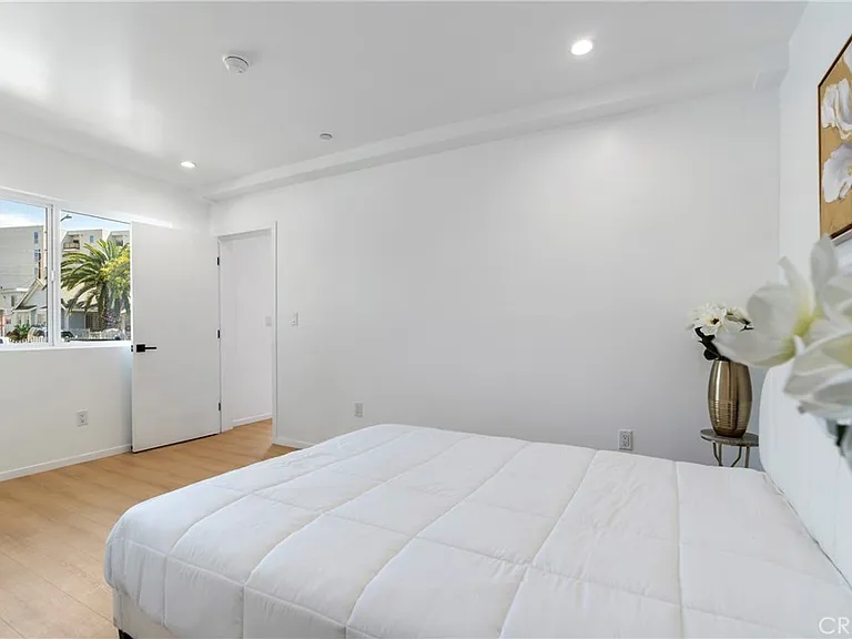 2517 Alsace Ave #1/2 — Photo 6