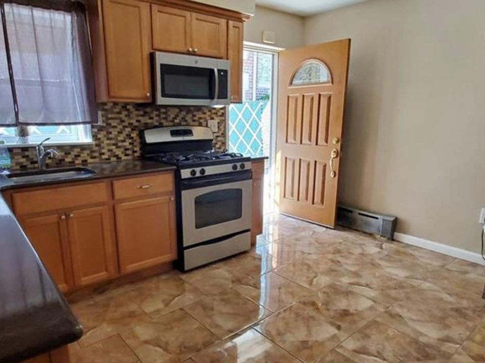 1st image of 923 Swinton Ave #1