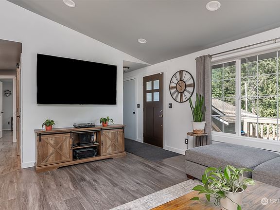 5th image of 370 Lakeside Drive