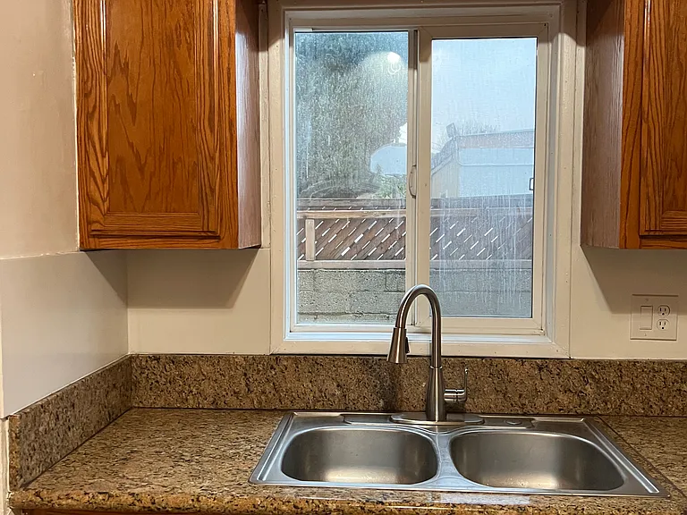 2770 1/2 Glenwood Pl — Photo 6