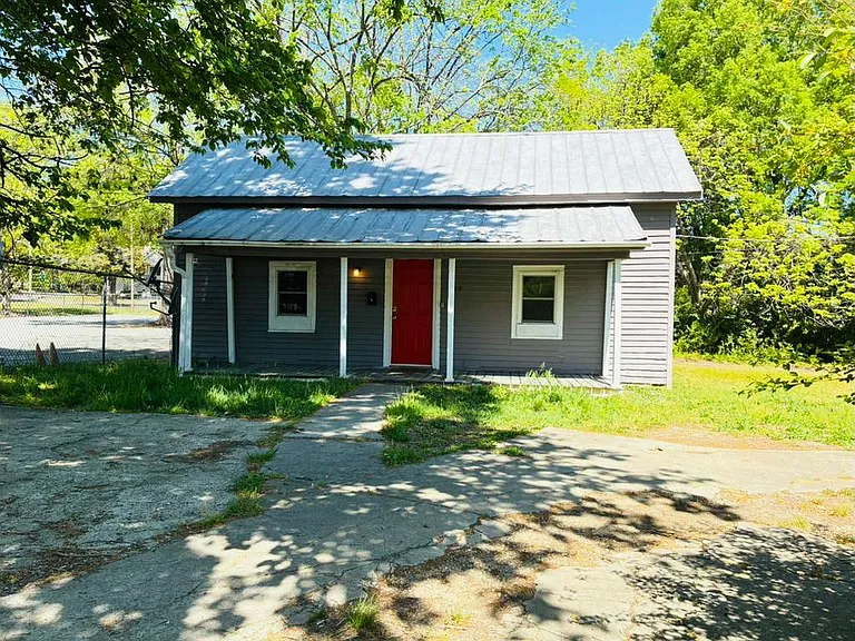 318 Cemetery Dr — Photo 1