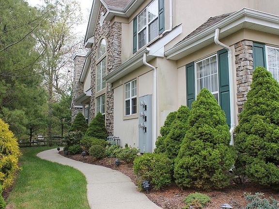 Emory Model : Four Seasons over 50 end unit 2 car garage, club house with pool, tennis court