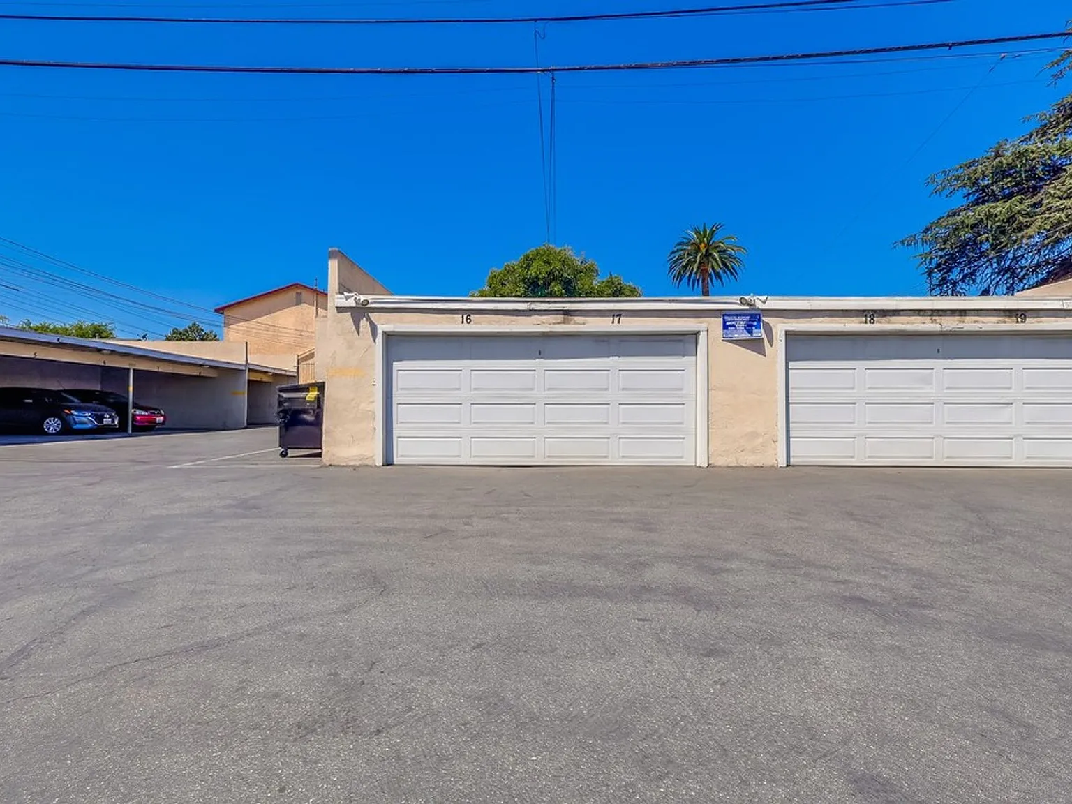 Mid-Century Property Amid South LA's Vital Commercial Corridor — Photo 4
