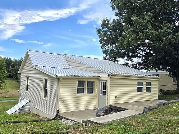 3rd image of 450 Wades Ln