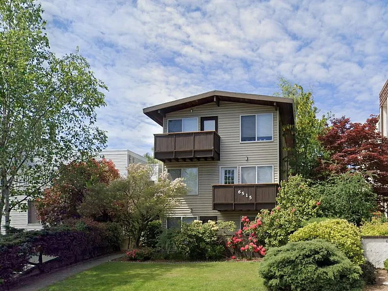 6515 35th Ave NE, Seattle, WA 98115 - Ravenna / Wedgewood. Building has 5 units - Apt 202 is on back side of the building - top/2nd floor