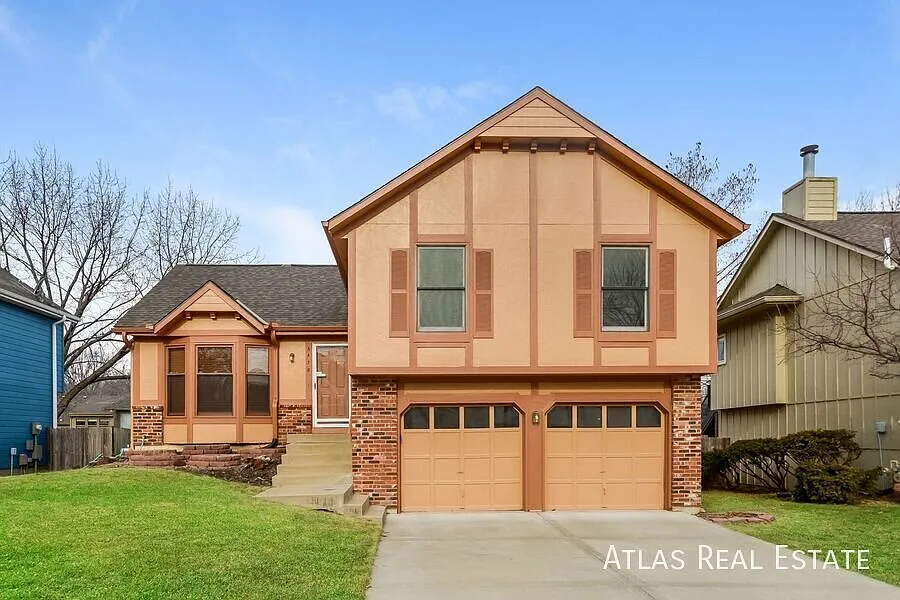 Modern Quadrupled Split level in Shawnee! Fresh out of renovation! — Photo 2