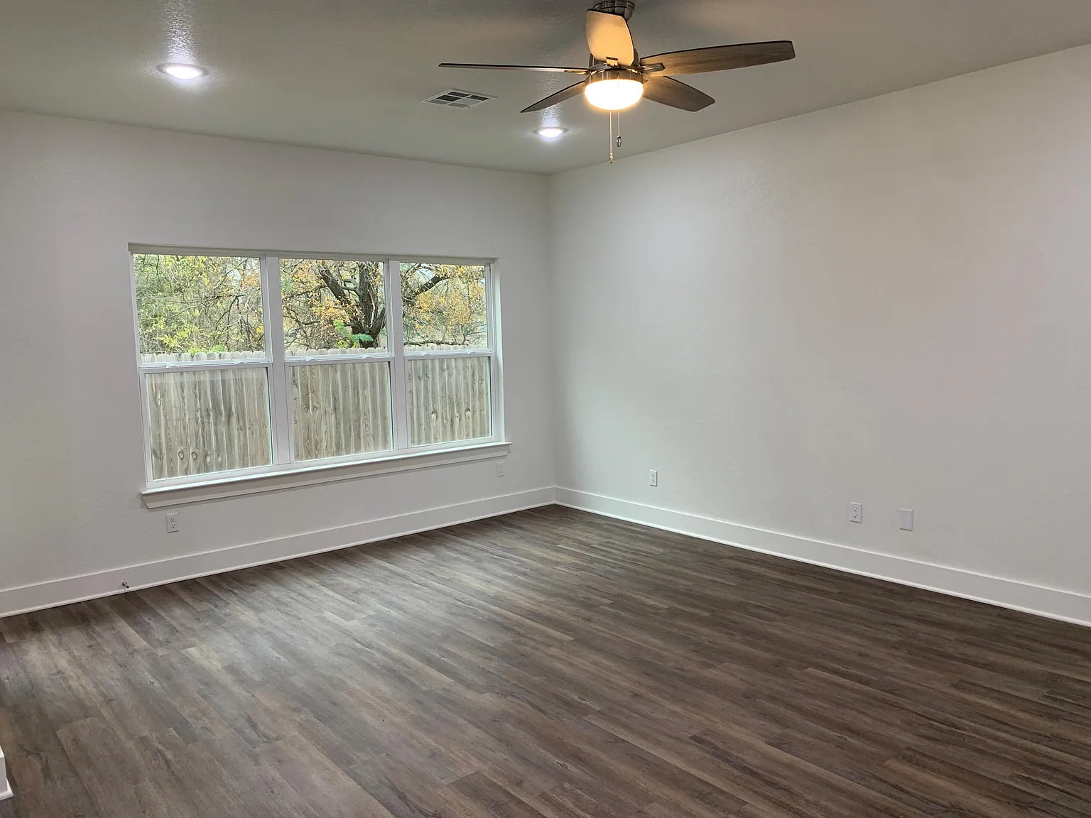 3 bed, 2.5 bath, 1698 sqft, $1,895 — Photo 3