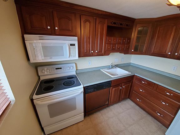 4th image of 13 Pinkerton St Unit 8