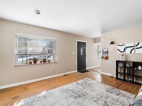 5th image of 10 Sweetbriar Ave