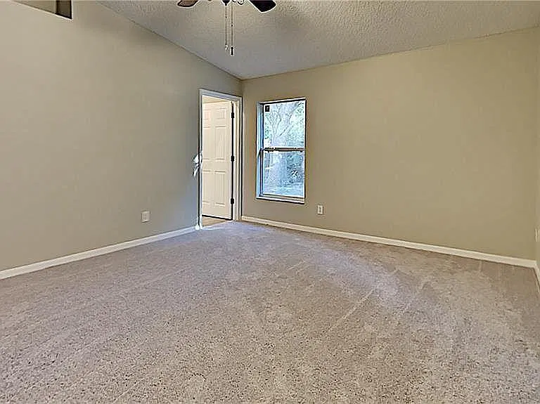 3 bed, 1914 sqft, $2,000 — Photo 3